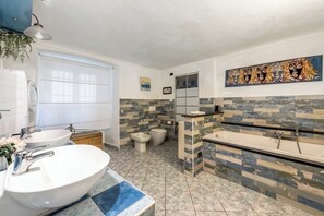 Een haardroger, een bidet, handdoeken