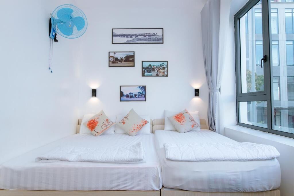 Studio phong cách cổ điển, ban công, quang cảnh thành phố