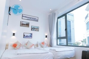 Estudio clásico, balcón, vista a la ciudad