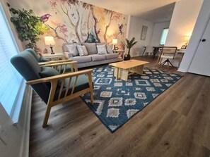 TV - 2BR 1.5BA Gorgeous Condo Near Hospitals - Shopping (Saint Andrews)