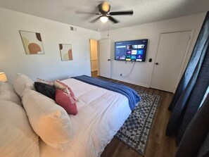 Tabla de planchar con plancha, wifi y ropa de cama 