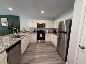 Fridge, microwave, oven, stovetop - 3BR 2.5BA Fort Jackson | Fast WiFi + Parking (Dentsville)