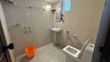 Habitación individual básica, 1 cama Queen size, para fumadores, aire acondicionado | Baño