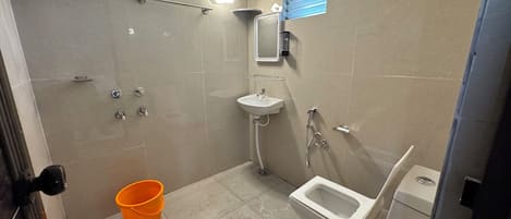 Chambre simple de base, 1 grand lit, fumeur, climatisation | Salle de bain | Douche, pantoufles, serviettes fournies, savon