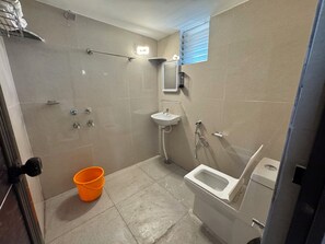 Habitación individual básica, 1 cama de matrimonio, fumadores, Aire acondicionado | Baño