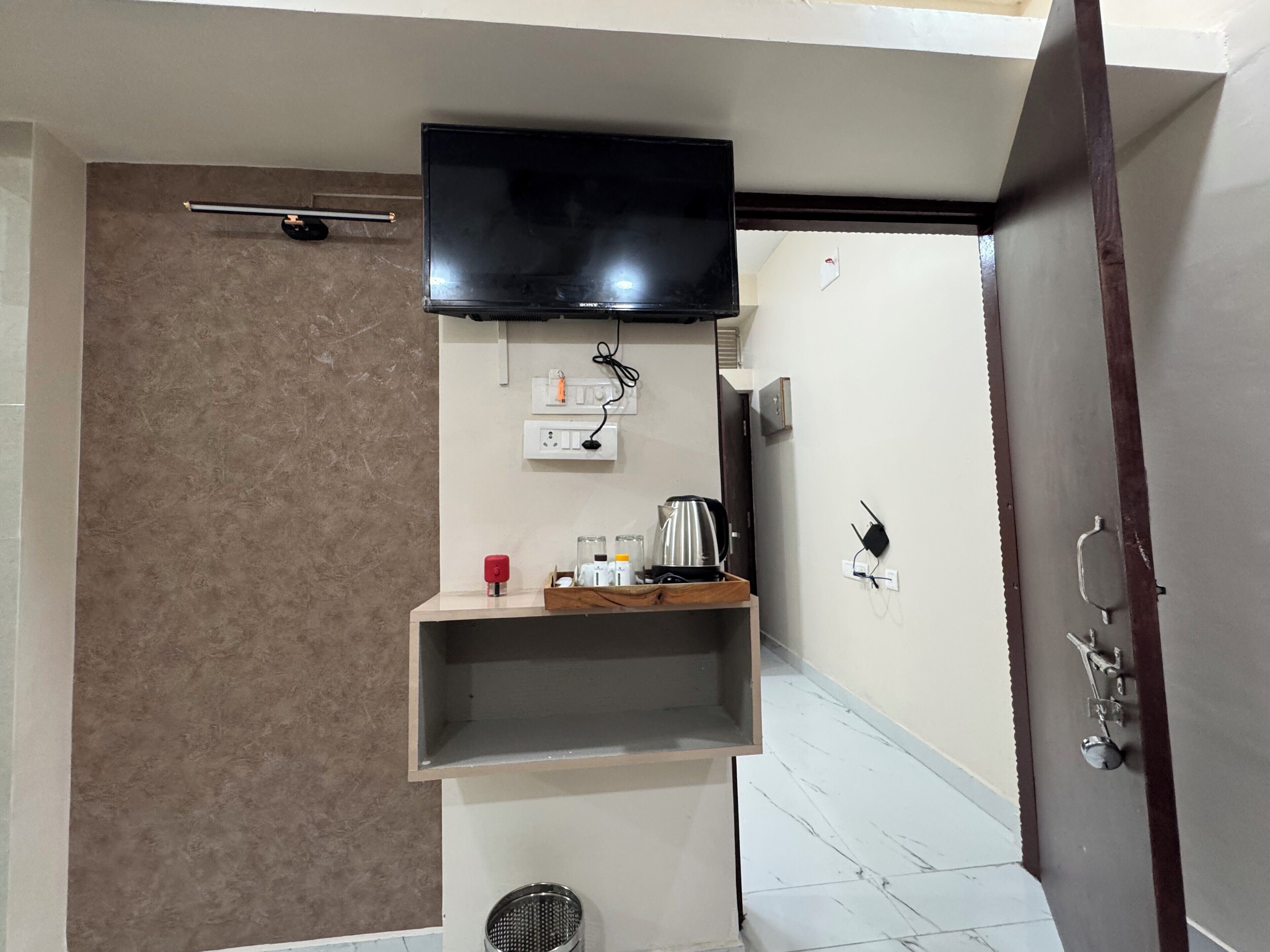 Basic Single Room, 1 Queen Bed, Smoking, Air conditioning | Interior