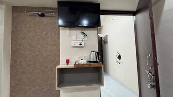 Basic Single Room, 1 Queen Bed, Smoking, Air conditioning | Interior