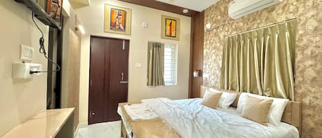 Basic Single Room, 1 Queen Bed, Smoking, Air conditioning | In-room safe, desk, laptop workspace, soundproofing