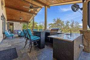 Outdoor dining - Charming house in pleasant Spicewood perfect for a relaxing getaway (Spicewood)