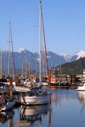 Marina - Cozy Deep cove Retreat near Quarry Rock North Vancouver BC (North Vancouver)