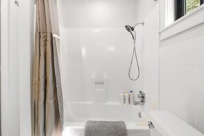 Dusche, Haartrockner, Handtücher, Shampoo