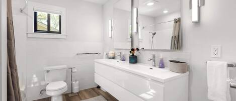 Douche, sèche-cheveux, serviettes fournies, shampoing