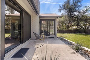 Terrace/patio - Oak Tree Retreat - Quiet Stay Near Domain & Q2 (Austin)