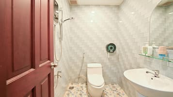 Kamar Double Deluks | Kamar mandi | Shower, perlengkapan mandi gratis, pengering rambut, dan handuk