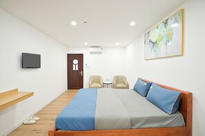 Deluxe Double Room | Desk, laptop workspace, free WiFi - Crowne Cafe 2 - Ky Con (Ho Chi Minh)