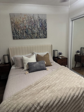 2 bedrooms, iron/ironing board, travel cot, free WiFi - ELA Chic 2 bedroom Retreat - Metro Link - 5 Miles from DTLA - FIFA Ready (East Los Angeles)
