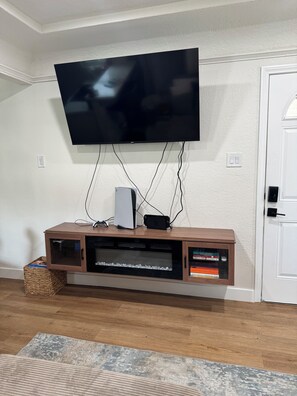 Interior - ELA Chic 2 bedroom Retreat - Metro Link - 5 Miles from DTLA - Car Rental Service (East Los Angeles)