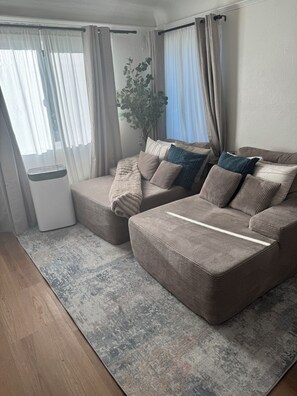 Smart TV, video games, books, stereo - ELA Chic 2 bedroom Retreat - Metro Link - 5 Miles from DTLA - FIFA Ready (East Los Angeles)