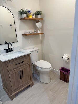 Shower, hair dryer, towels, soap - ELA Chic 2 bedroom Retreat - Metro Link - 5 Miles from DTLA - FIFA Ready (East Los Angeles)