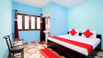 Hypo-allergenic bedding, desk, soundproofing, free WiFi