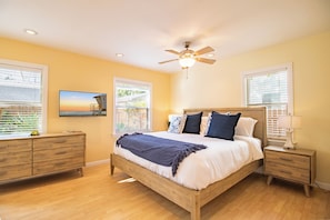 2 bedrooms, iron/ironing board, travel cot, free WiFi - Block to Beach Family Home w/ King Bed, Jacuzzi & BBQ (San Diego)