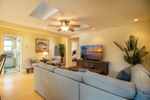 Smart TV - Block to Beach Family Home w/ King Bed, Jacuzzi & BBQ (San Diego)
