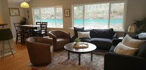 Smart TV, fireplace, DVD player, books - Riverfront 3-bedroom house in lovely Big Bend, Gold Bar, perfect for relaxing (Gold Bar)