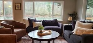 Smart TV, fireplace, DVD player, books - Riverfront 3-bedroom house in lovely Big Bend, Gold Bar, perfect for relaxing (Gold Bar)