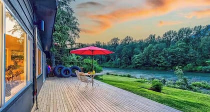 The Riverbend Getaway: 3-bedroom cabin on the water