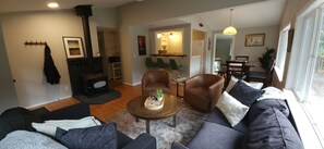 Smart TV, fireplace, DVD player, books - Riverfront 3-bedroom house in lovely Big Bend, Gold Bar, perfect for relaxing (Gold Bar)