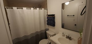 Shower, hair dryer, towels, soap - Riverfront 3-bedroom house in lovely Big Bend, Gold Bar, perfect for relaxing (Gold Bar)