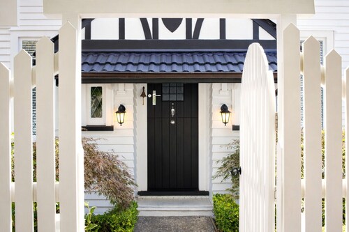 Bright & Spacious Coastal Retreat in Mission Bay | The Rose Cottage by Homello