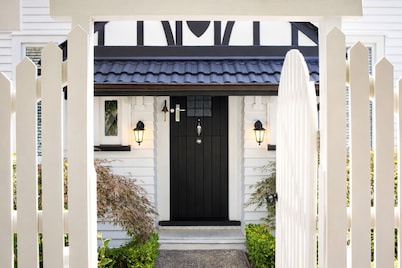 Bright & Spacious Coastal Retreat in Mission Bay | The Rose Cottage by Homello