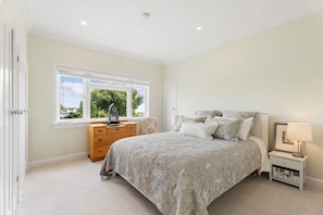 4 bedrooms, desk, iron/ironing board, free WiFi