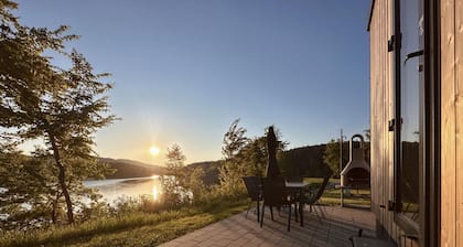 Tiny House an einem See in einem Ferienpark