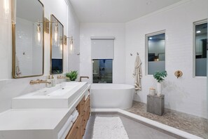 Shower, hair dryer, towels, soap - Private Lake Travis Estate - Resort Pool, Spa & Panoramic Views (Austin)