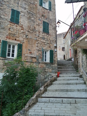 A stone staircase leading up to a building with green shutters and a metal railing. - Olmeto 10 mn plage App 5-6P (Olmeto)