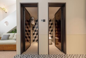 Dúplex de lujo | Baño | Artículos de higiene personal gratuitos, secador de pelo y zapatillas