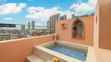 Suite superior | Baño | Amenidades de baño gratuitas, secadora de cabello, pantuflas, toallas