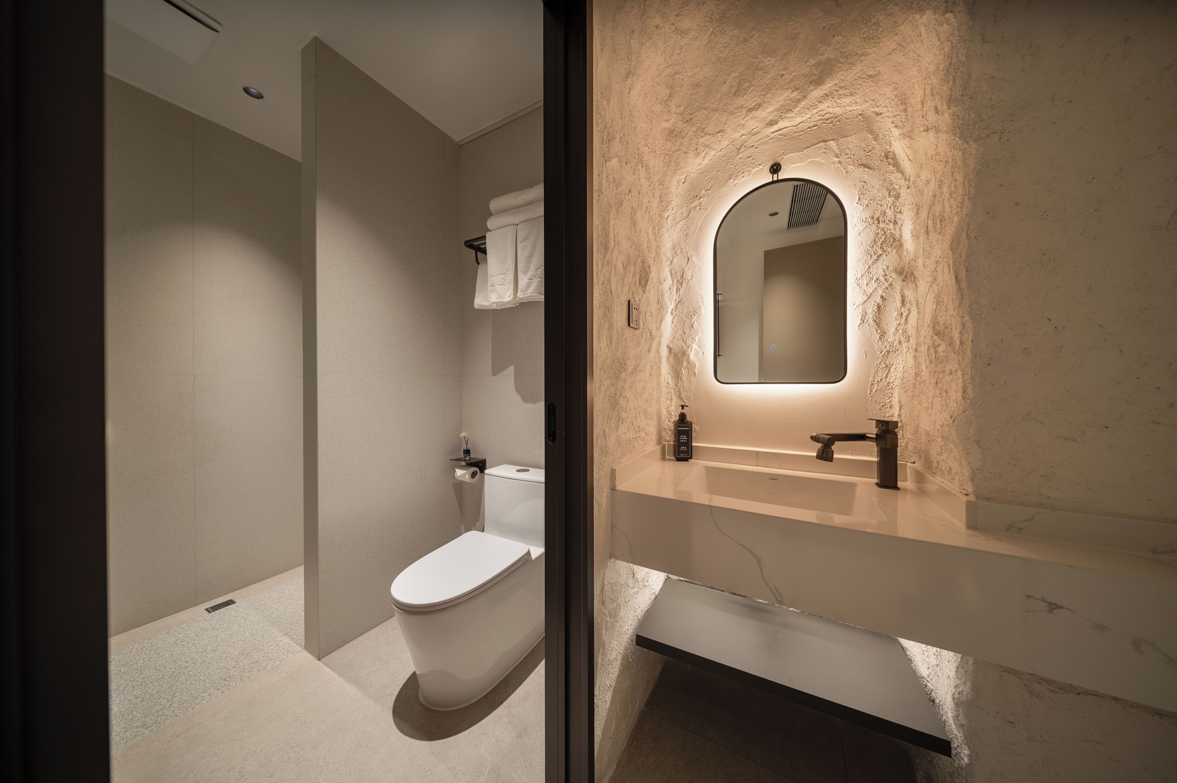 Habitación doble Confort | Baño | Amenidades de baño gratuitas, secadora de cabello, pantuflas, toallas 