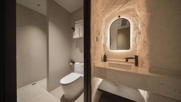 Habitación doble Confort | Baño | Amenidades de baño gratuitas, secadora de cabello, pantuflas, toallas