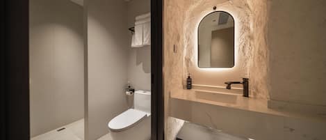 Comfort Double Room | Bathroom | Free toiletries, hair dryer, slippers, towels