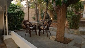 Outdoor dining - Wonderful Villa in Lagonisi on the Athenian Riviera (Kalivia Thorikou)