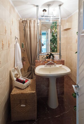 Shower, hair dryer, towels, soap - Wonderful Villa in Lagonisi on the Athenian Riviera (Kalivia Thorikou)