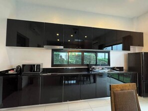 Villa, vistas a la piscina | Servicio de comidas en la habitación