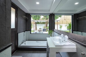 Villa, vue piscine | Salle de bain