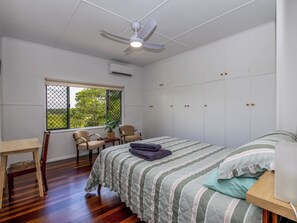 Room - Large family home in a quiet rural location. (Isis Central)