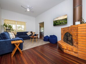 Living area - Large family home in a quiet rural location. (Isis Central)