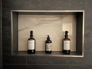Bathroom amenities - PAULINEN Residence - Live comfortably - Arrive flexibly (Detmold)