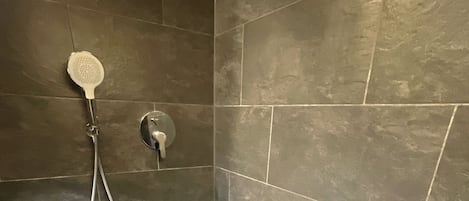 Dusche, Haartrockner, HandtĂŒcher, Seife